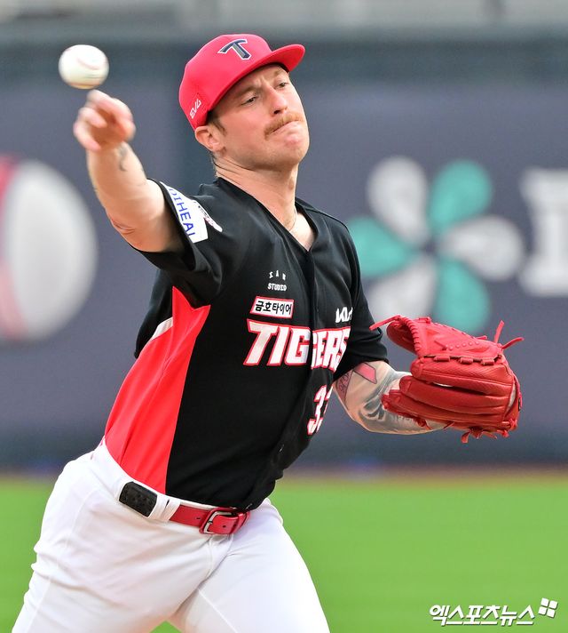 21일 오후 수원KT위즈파크에서 열린 '2025 신한 SOL Bank KBO리그' KIA 타이거즈와 KT 위즈의 경기, 1회말 KIA 선발투수 올러가 공을 힘차게 던지고 있다. 엑스포츠뉴스 DB