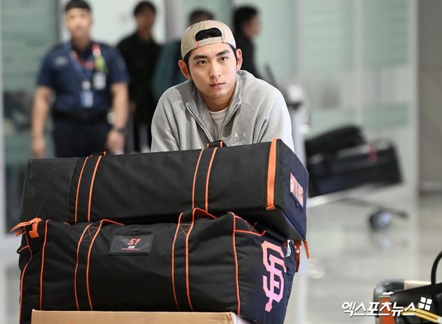 미국프로야구 메이저리그(MLB)에서 시즌을 마친 이정후(샌프란시스코 자이언츠)가 30일 오후 인천국제공항을 통해 귀국했다. 이정후가 입국장을 나서고 있다. 풀타임 시즌을 소화한 이정후는 타율 0.266(560타수 149안타), 8홈런 55타점 10도루 73득점에 OPS(출루율+장타율) 0.734를 기록했다. 엑스포츠뉴스 DB