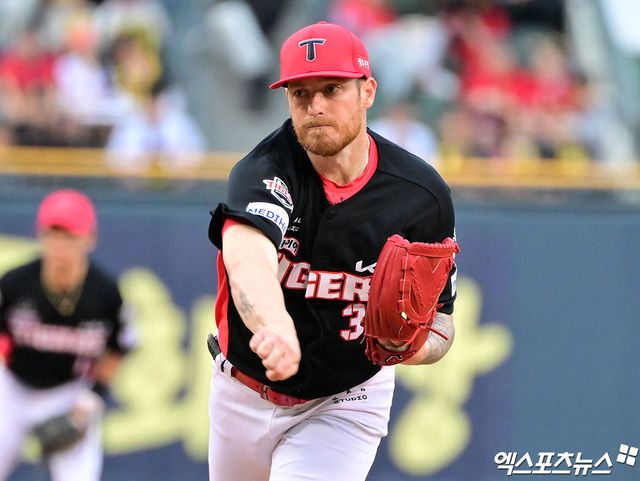 19일 오후 서울 송파구 잠실야구장에서 열린 '2025 신한 SOL Bank KBO리그' KIA 타이거즈와 두산 베어스의 경기, 2회말 KIA 선발투수 올러가 공을 힘차게 던지고 있다. 엑스포츠뉴스 DB