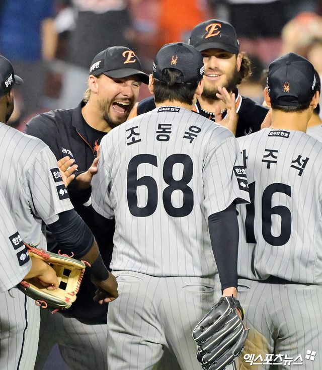 28일 오후 서울 송파구 잠실야구장에서 열린 '2025 신한 SOL Bank KBO리그' 한화 이글스와 LG 트윈스의 경기, 한화가 연장 11회 채은성의 결승 투런포에 힘입어 LG에 6:5 승리를 거뒀다. 이날 경기에서 승리한 한화 선수들이 기뻐하고 있다. 엑스포츠뉴스 DB