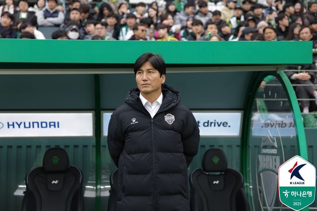 K리그1 전북현대는 24일 구단 공식 홈페이지를 통해 정정용 전 김천상무 감독을 제10대 사령탑으로 선임했다고 발표했다. 정 감독은 지난 6일 전북 지휘봉을 내려놓은 거스 포옛 감독의 후임으로 임명됐다. 지도자 데뷔 후 처음으로 K리그1 빅클럽 지휘봉을 잡은 정 감독은 무거운 책임감을 느낀다고 고백하면서 팬들이 자부심을 느낄 수 있는 축구를 선보이겠다며 각오를 드러냈다. 한국프로축구연맹 제공