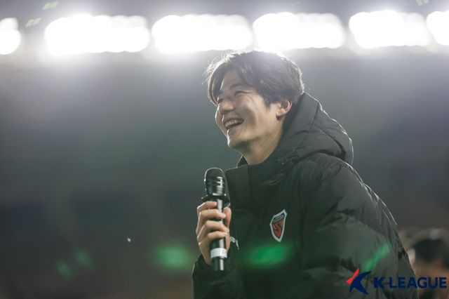 한국 축구의 레전드 베테랑 미드필더 기성용이 내년에도 포항 스틸러스 유니폼을 입고 경기장을 누빈다. 지난여름 FC서울을 떠나 포항에 입단한 기성용은 2025시즌이 끝난 뒤 은퇴를 포함해 여러 선택지를 두고 고민했으나, 자신이 힘들 때 손을 내밀어준 포항 사령탑 박태하 감독에게 보답하기 위해 포항과 더 동행하기로 결정했다고 밝혔다. 사진 한국프로축구연맹