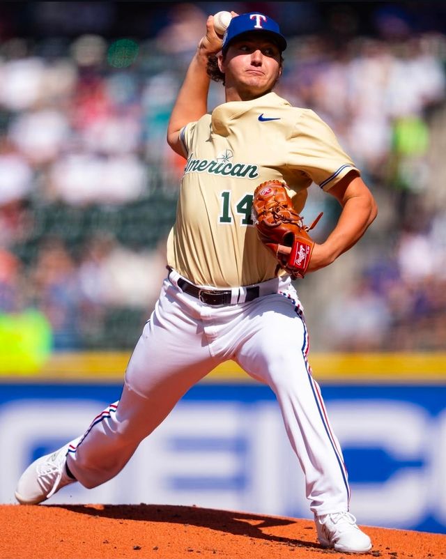 한화 이글스가 24일 새 외국인 투수 오웬 화이트와 계약금 20만 달러, 연봉 80만 달러 등 총액 100만 달러에 계약했다. 1999년생인 화이트는 미국 출신의 우완투수로 최고 155㎞/h, 평균 149㎞/h에 이르는 강력한 직구를 던진다. 미국 메이저리그(MLB) 최상위권 유망주 출신에 아직 20대 중반의 나이로 향후 발전 가능성이 크다는 평가를 받는다. 화이트 SNS