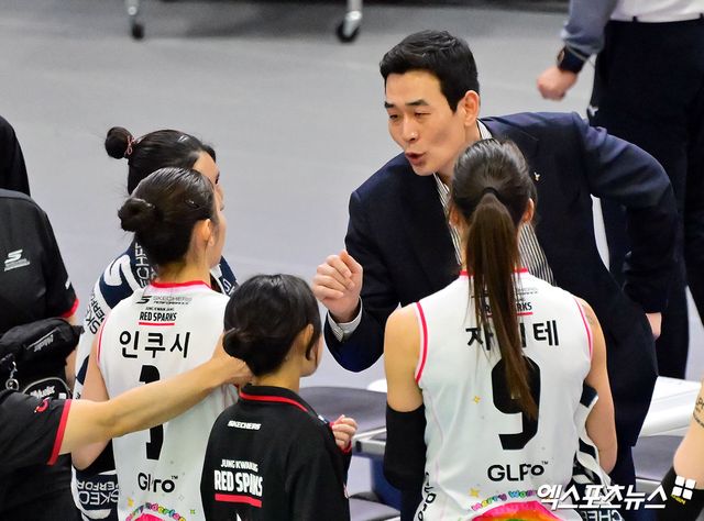 25일 오후 경기도 수원실내체육관에서 열린 '진에어 2025-2026 V-리그' 현대건설과 정관장의 경기, 정관장 고희진 감독이 인쿠시에게 작전을 지시하고 있다. 수원, 김한준 기자
