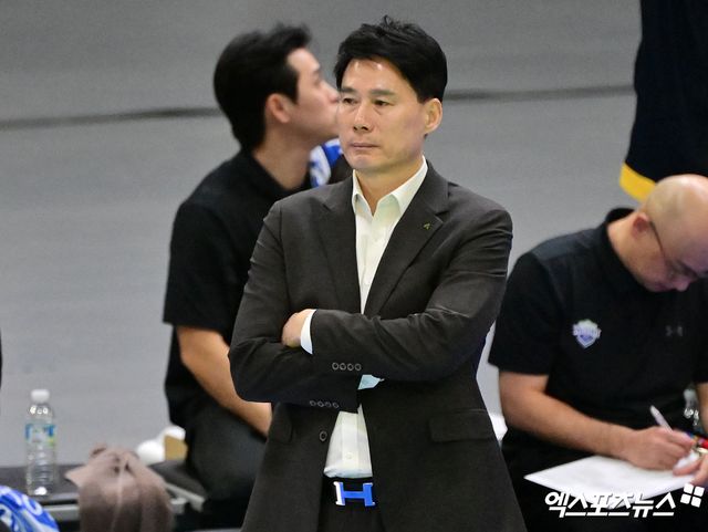 2일 오후 경기도 수원실내체육관에서 열린 '진에어 2025-2026 V-리그' 현대건설과 GS칼텍스의 경기, 현대건설 강성형 감독이 경기를 지켜보고 있다. 수원, 김한준 기자