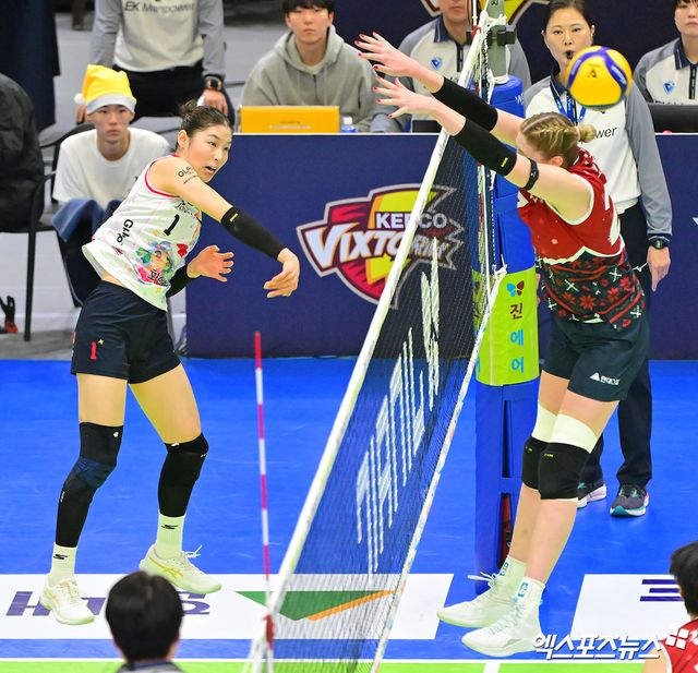 25일 오후 경기도 수원실내체육관에서 열린 '진에어 2025-2026 V-리그' 현대건설과 정관장의 경기, 정관장 인쿠시가 공격을 시도하고 있다. 수원, 김한준 기자