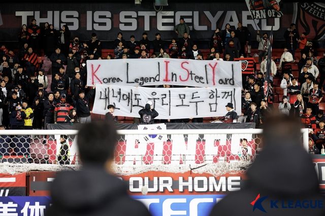 한국 축구의 레전드 베테랑 미드필더 기성용이 내년에도 포항 스틸러스 유니폼을 입고 경기장을 누빈다. 지난여름 FC서울을 떠나 포항에 입단한 기성용은 2025시즌이 끝난 뒤 은퇴를 포함해 여러 선택지를 두고 고민했으나, 자신이 힘들 때 손을 내밀어준 포항 사령탑 박태하 감독에게 보답하기 위해 포항과 더 동행하기로 결정했다고 밝혔다. 사진 한국프로축구연맹