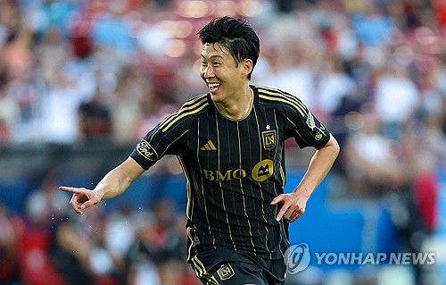 미국 메이저리그사커(MLS) 구단 LAFC는 24일(한국시간) 구단 공식 홈페이지를 통해 2025년 최고의 순간 10가지를 소개했다. 이때 손흥민의 이름이 3번이나 등장해 눈길을 끌었다. LAFC가 뽑은 2025년 최고의 순간에는 지난 8월 손흥민을 영입한 것과 손흥민이 가봉 공격수 드니 부앙가와 환상적인 호흡을 보여준 것 그리고 지난 MLS컵 플레이오프 서부 콘퍼런스 준결승에서 홀로 2골을 터트려 팀의 패배를 구해낸 것이 포함됐다. 연합뉴스