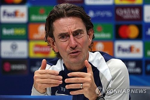 토트넘 소식통 토트넘 홋스퍼 뉴스는 24일(한국시간) 토마스 프랭크 감독 경질 소식에 위르겐 클롭 감독의 토트넘 사령탑 부임 배당률이 급락했다고 보도했다. 현재 토트넘의 프랭크 감독은 성적 부진으로 인해 경질 가능성이 높아진 상황이다. 프랭크 감독 후임으로 세계적인 명장 위르겐 클롭 감독이 거론되기 시작했는데 일부 배팅업체들은 클롭 감독이 토트넘에 부임할 확률을 12.5%로 평가했다. 연합뉴스