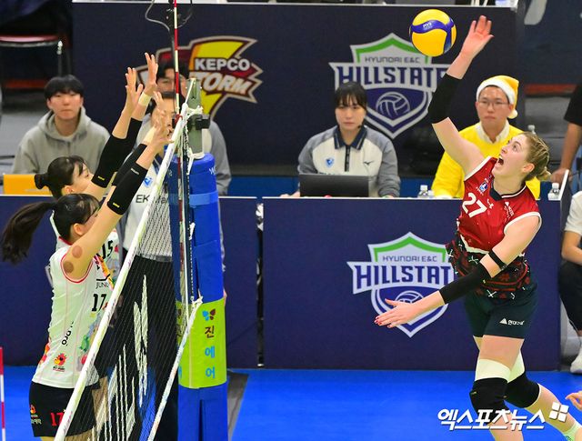 25일 오후 경기도 수원실내체육관에서 열린 '진에어 2025-2026 V-리그' 현대건설과 정관장의 경기, 현대건설 카리가 공격을 시도하고 있다. 수원, 김한준 기자