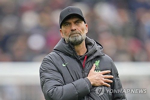 토트넘 소식통 토트넘 홋스퍼 뉴스는 24일(한국시간) 토마스 프랭크 감독 경질 소식에 위르겐 클롭 감독의 토트넘 사령탑 부임 배당률이 급락했다고 보도했다. 현재 토트넘의 프랭크 감독은 성적 부진으로 인해 경질 가능성이 높아진 상황이다. 프랭크 감독 후임으로 세계적인 명장 위르겐 클롭 감독이 거론되기 시작했는데 일부 배팅업체들은 클롭 감독이 토트넘에 부임할 확률을 12.5%로 평가했다. 연합뉴스