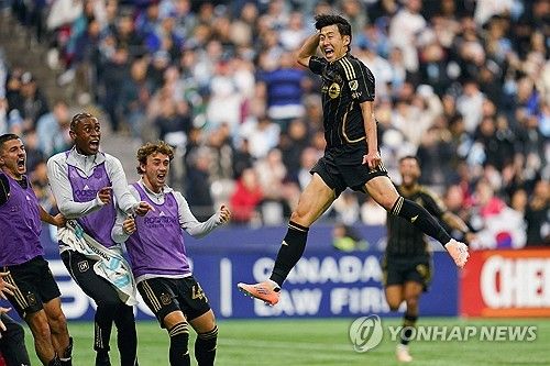 미국 메이저리그사커(MLS) 구단 LAFC는 24일(한국시간) 구단 공식 홈페이지를 통해 2025년 최고의 순간 10가지를 소개했다. 이때 손흥민의 이름이 3번이나 등장해 눈길을 끌었다. LAFC가 뽑은 2025년 최고의 순간에는 지난 8월 손흥민을 영입한 것과 손흥민이 가봉 공격수 드니 부앙가와 환상적인 호흡을 보여준 것 그리고 지난 MLS컵 플레이오프 서부 콘퍼런스 준결승에서 홀로 2골을 터트려 팀의 패배를 구해낸 것이 포함됐다. 연합뉴스