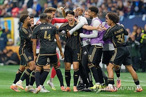 미국 메이저리그사커(MLS) 구단 LAFC는 24일(한국시간) 구단 공식 홈페이지를 통해 2025년 최고의 순간 10가지를 소개했다. 이때 손흥민의 이름이 3번이나 등장해 눈길을 끌었다. LAFC가 뽑은 2025년 최고의 순간에는 지난 8월 손흥민을 영입한 것과 손흥민이 가봉 공격수 드니 부앙가와 환상적인 호흡을 보여준 것 그리고 지난 MLS컵 플레이오프 서부 콘퍼런스 준결승에서 홀로 2골을 터트려 팀의 패배를 구해낸 것이 포함됐다. 연합뉴스