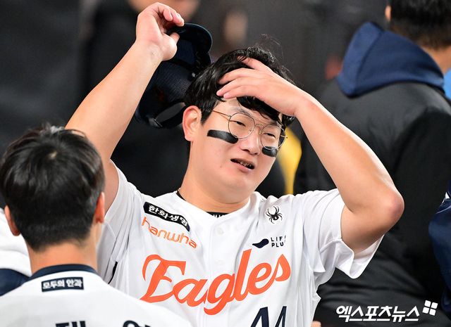 29일 오후 대전 한화생명 볼파크에서 열린 '2025 신한 SOL Bank KBO 한국시리즈' LG 트윈스와 한화 이글스의 3차전 경기, 한화가 8회에만 6점을 뽑아내며 LG에 7:3으로 역전승을 거뒀다. 이날 경기에서 승리한 한화 김서현이 축하를 받고 있다. 엑스포츠뉴스 DB