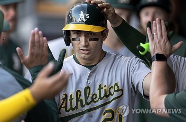 올해 첫 빅리그 풀타임 시즌을 소화한 외야수 타일러 소더스트롬이 소속팀 애슬레틱스와 7년 8600만 달러(약 1247억원) 규모의 연장 계약에 합의했다. 만약 2033년 구단 옵션이 발동될 경우 계약 총액은 최대 1억3100만달러(약 1900억원)까지 늘어날 수 있다. AP 연합뉴스