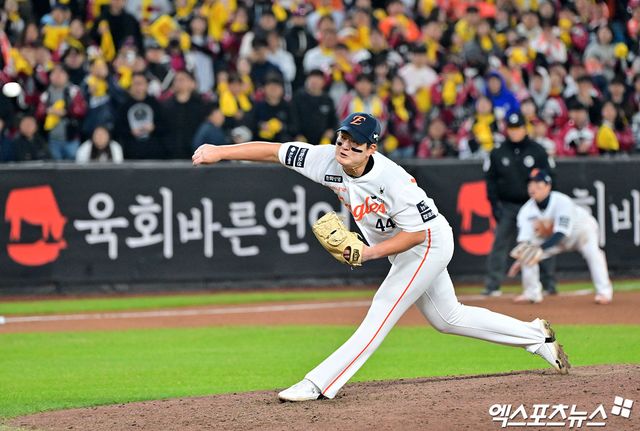 30일 오후 대전 한화생명 볼파크에서 열린 '2025 신한 SOL Bank KBO 한국시리즈' LG 트윈스와 한화 이글스의 4차전 경기, 8회초 2사 1,2루 한화 김서현이 공을 힘차게 던지고 있다. 엑스포츠뉴스 DB