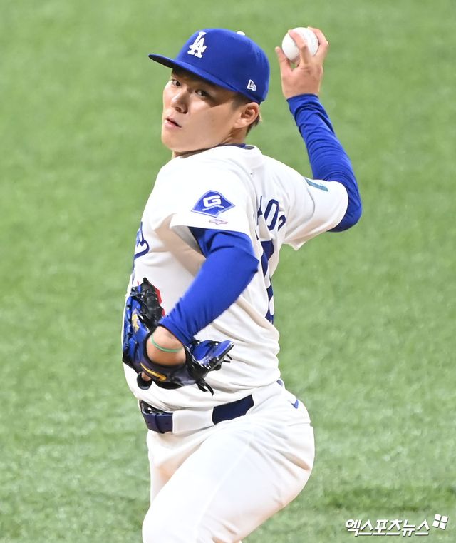 21일 오후 서울 구로구 고척스카이돔에서 열리는 '메이저리그(MLB) 월드투어 서울시리즈 2024' LA 다저스와 샌디에이고 파드리스의 경기, 1회초 다저스 선발투수 야마모토가 공을 힘차게 던지고 있다. 엑스포츠뉴스 DB