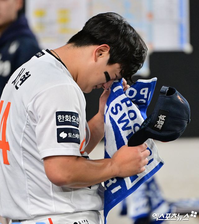 29일 오후 대전 한화생명 볼파크에서 열린 '2025 신한 SOL Bank KBO 한국시리즈' LG 트윈스와 한화 이글스의 3차전 경기, 한화가 8회에만 6점을 뽑아내며 LG에 7:3으로 역전승을 거뒀다. 이날 경기에서 승리한 한화 김서현이 눈물을 흘리고 있다. 엑스포츠뉴스 DB