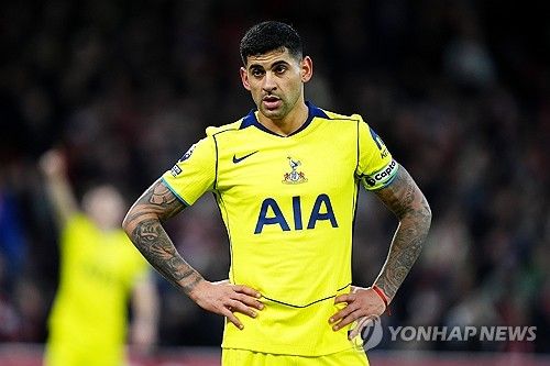 토트넘 홋스퍼가 손흥민을 떠나보낸 뒤 맞이한 리더십의 공백이 심각한 위기로 번지고 있다. 새 주장 크리스티안 로메로가 감정 조절 실패와 무책임한 태도로 도마 위에 오르면서 손흥민이 남긴 리더십의 가치가 재조명되고 있다. 연합뉴스