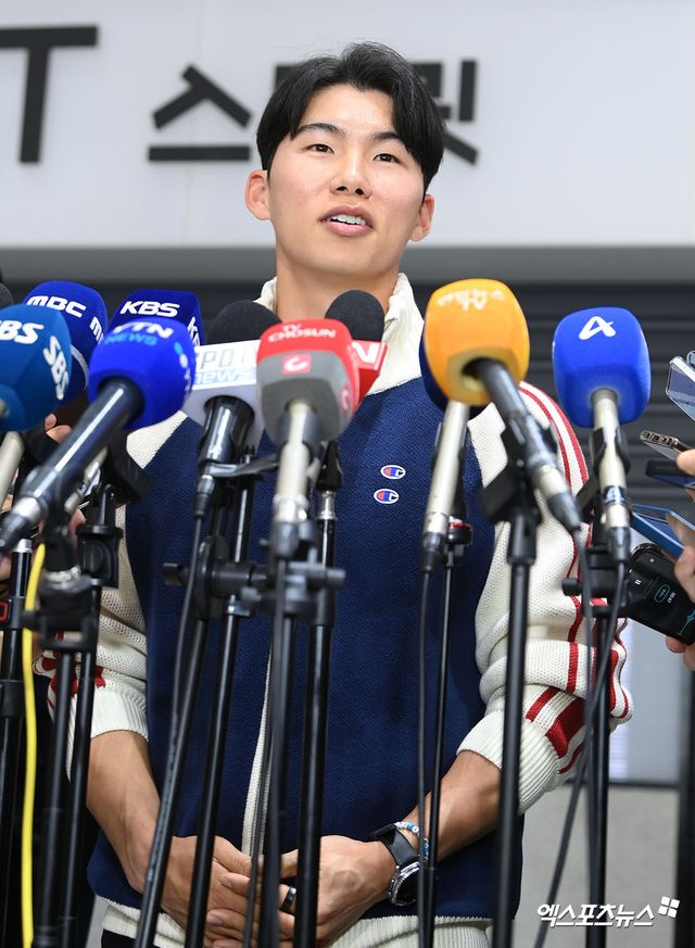 미국프로야구 메이저리그(MLB) 로스앤젤레스 다저스에서 뛰는 김혜성이 월드시리즈 우승반지와 함께 6일 오후 인천국제공항을 통해 귀국했다. 김혜성이 입국장을 나서 인터뷰를 하고 있다. 한국인 메이저리거 야수로는 역대 최초로 월드시리즈 우승반지를 차지한 김혜성은 올해 71경기 출전, 타율 0.280(161타수 45안타), 3홈런 17타점 19득점, 13도루(1실패), 출루율 0.314 장타율 0.385, OPS 0.699의 기록으로 정규시즌을 마무리했다. 5월 초 콜업된 이후 2루수와 유격수, 중견수를 거치며 팀내 알토란 같은 활약을 펼쳤다. 엑스포츠뉴스 DB
