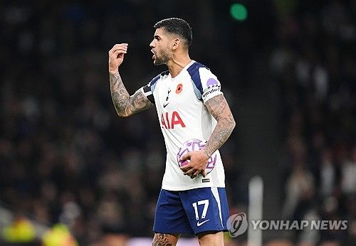 토트넘 홋스퍼가 손흥민을 떠나보낸 뒤 맞이한 리더십의 공백이 심각한 위기로 번지고 있다. 새 주장 크리스티안 로메로가 감정 조절 실패와 무책임한 태도로 도마 위에 오르면서 손흥민이 남긴 리더십의 가치가 재조명되고 있다. 연합뉴스