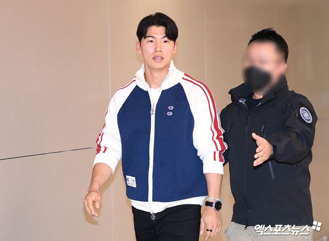 미국프로야구 메이저리그(MLB) 로스앤젤레스 다저스에서 뛰는 김혜성이 월드시리즈 우승반지와 함께 6일 오후 인천국제공항을 통해 귀국했다. 김혜성이 입국장을 나서고 있다. 한국인 메이저리거 야수로는 역대 최초로 월드시리즈 우승반지를 차지한 김혜성은 올해 71경기 출전, 타율 0.280(161타수 45안타), 3홈런 17타점 19득점, 13도루(1실패), 출루율 0.314 장타율 0.385, OPS 0.699의 기록으로 정규시즌을 마무리했다. 5월 초 콜업된 이후 2루수와 유격수, 중견수를 거치며 팀내 알토란 같은 활약을 펼쳤다. 엑스포츠뉴스 DB