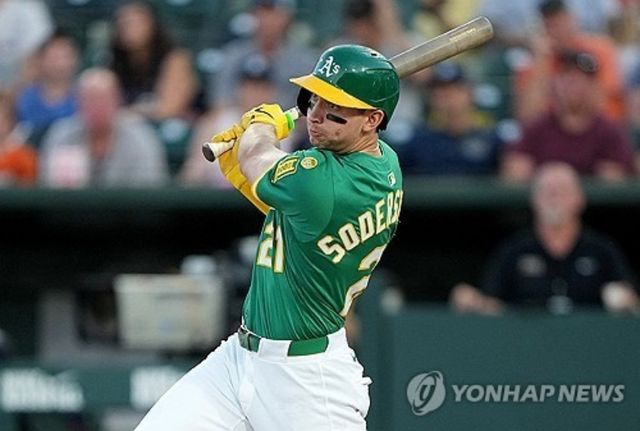 올해 첫 빅리그 풀타임 시즌을 소화한 외야수 타일러 소더스트롬이 소속팀 애슬레틱스와 7년 8600만 달러(약 1247억원) 규모의 연장 계약에 합의했다. 만약 2033년 구단 옵션이 발동될 경우 계약 총액은 최대 1억3100만달러(약 1900억원)까지 늘어날 수 있다. AFP 연합뉴스