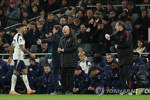 토트넘 홋스퍼가 손흥민을 떠나보낸 뒤 맞이한 리더십의 공백이 심각한 위기로 번지고 있다. 새 주장 크리스티안 로메로가 감정 조절 실패와 무책임한 태도로 도마 위에 오르면서 손흥민이 남긴 리더십의 가치가 재조명되고 있다. 연합뉴스