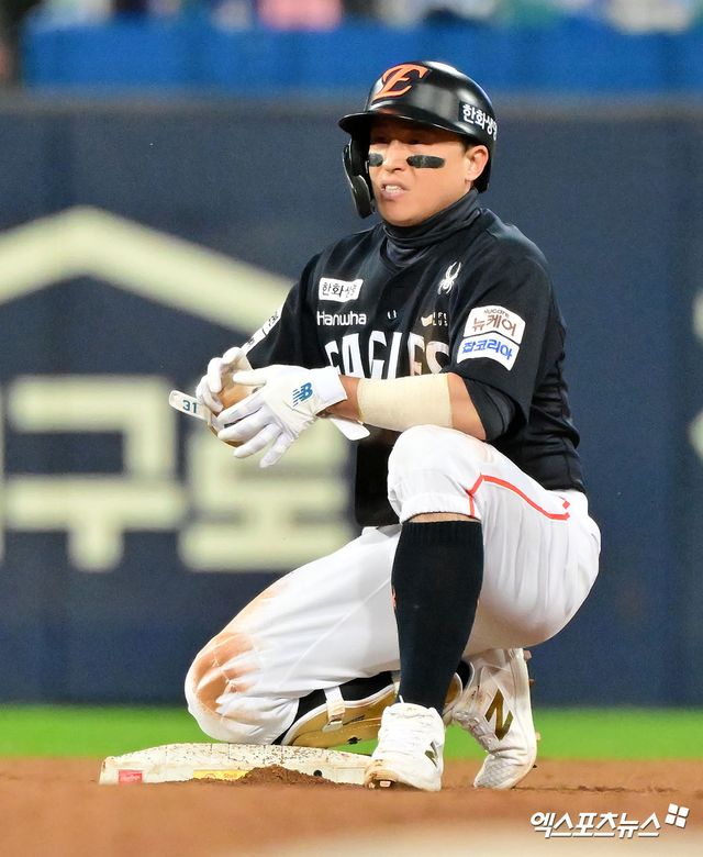 21일 오후 대구삼성라이온즈파크에서 열린 '2025 신한 SOL Bank KBO 포스트시즌' 한화 이글스와 삼성 라이온즈의 플레이오프 3차전 경기, 5회초 1사 한화 손아섭이 2루타를 날리고 있다. 엑스포츠뉴스 DB