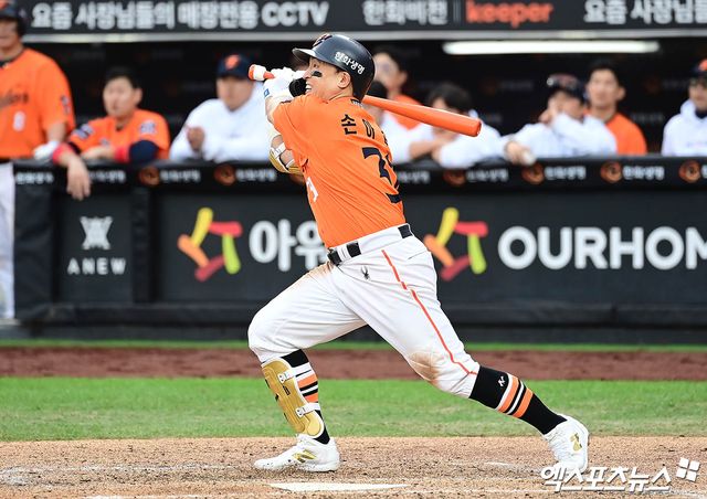 18일 오후 대전한화생명볼파크에서 열린 '2025 신한 SOL Bank KBO 포스트시즌' 삼성 라이온즈와 한화 이글스의 플레이오프 2차전 경기, 6회말 무사 2루 한화 손아섭이 적시 2루타를 때려낸 뒤 세리머니를 하고 있다. 엑스포츠뉴스 DB