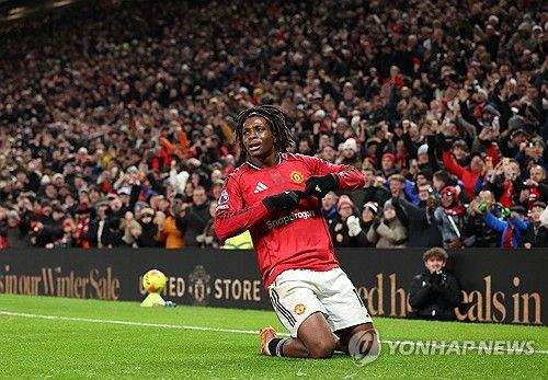 맨체스터 유나이티드가 주축 선수들의 줄부상과 대표팀 차출이라는 최악의 악재 속에서도 귀중한 승리를 챙기며 상위권 도약에 성공했다. 지난 2월 맨유 유니폼을 입은 덴마크 출신 윙어 도르구의 공식전 38경기 만에 터진 EPL 데뷔골로 뉴캐슬 유나이티드를 1-0으로 꺾었다. 연합뉴스