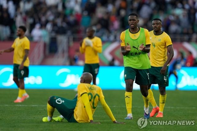 대한민국 축구 국가대표팀이 반드시 잡아야 할 남아프리카공화국의 치명적인 약점이 드러났다. 수적 우세 속에서도 득점을 올리지 못하는 답답한 결정력과 선제 실점 후 무너지는 경기 운영 능력이 그대로 노출됐다. 연합뉴스