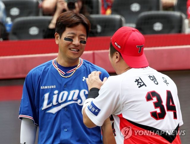 2026시즌부터 삼성 라이온즈에서 함께 뛰는 강민호(왼쪽)와 최형우, 두 사람은 각각 2004년, 2002년 프로 데뷔 후 처음으로 같은 소속팀에서 선수 생활을 하게 됐다. 사진 연합뉴스