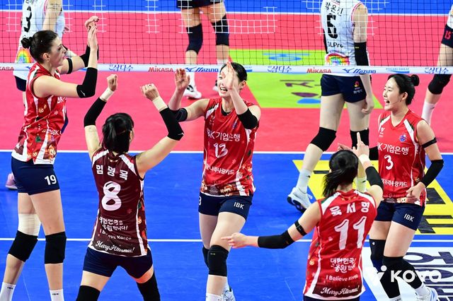 여자 프로배구 IBK기업은행이 28일&nbsp;경기도 화성체육관에서 열린 진에어 2025-2026 V리그 여자부 3라운드 정관장과의 홈 경기에서 세트 스코어 3-1(25-18 25-22 17-25 25-17)로 이겼다. 사진 한국배구연맹 제공