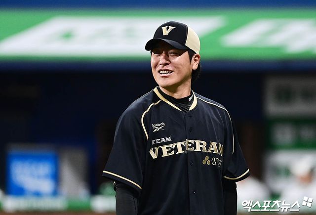 삼성 구단은 '강민호가 KBO리그 최초인 생애 4번째 FA 계약에 성공했고, 이로써 삼성 라이온즈는 김태훈 이승현에 이어 이번 겨울 내부 FA 모두와 다음 시즌에도 동행하게 됐다'고 28일 밝혔다. 강민호는 계약 기간 2년, 계약금 10억원, 연봉 3억원, 연간 인센티브 2억원 등 최대 총액 20억원의 조건에 사인했다. 사실 강민호의 거취에 대해선 야구계 모두가 큰 이견을 달지 않고 삼성과의 재계약을 내다봤다. 최근 삼성 이종열 단장도 '강민호 측과 끊임없이 자주 만나면서 협상 마무리에 힘쓰고 있다. 정말 연말 내로 협상을 끝내고 싶은 마음'이라고 밝혔는데 원하는 대로 이뤘다. 엑스포츠뉴스DB