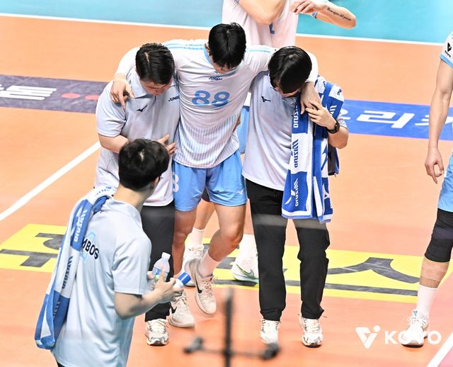 남자 프로배구 대한항공의 임재영(가운데)이 28일 서울 장충체육관에서 열린 도드람 2025-2026 V리그 남자부 3라운드 우리카드와의 원정 경기에서 3세트 부상으로 교체됐다. 사진 한국배구연맹