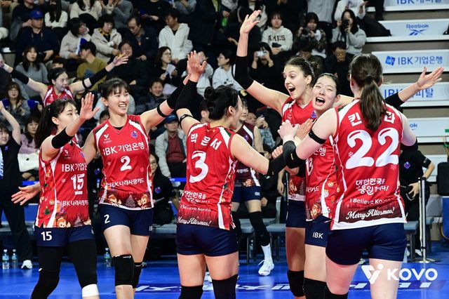 여자 프로배구 IBK기업은행이 28일&nbsp;경기도 화성체육관에서 열린 진에어 2025-2026 V리그 여자부 3라운드 정관장과의 홈 경기에서 세트 스코어 3-1(25-18 25-22 17-25 25-17)로 이겼다. 사진 한국배구연맹 제공