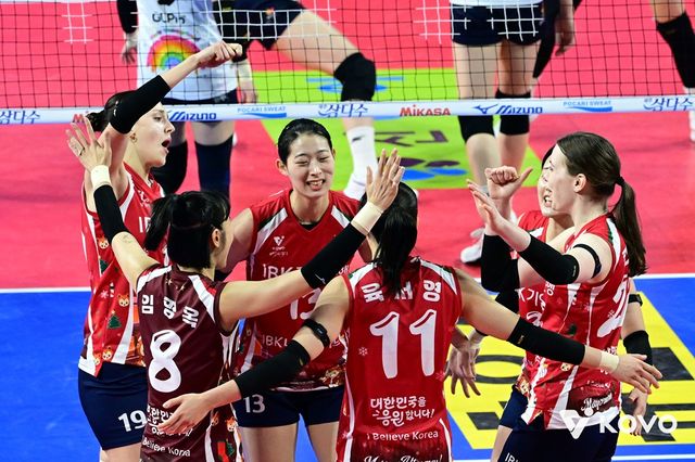 여자 프로배구 IBK기업은행이 28일&nbsp;경기도 화성체육관에서 열린 진에어 2025-2026 V리그 여자부 3라운드 정관장과의 홈 경기에서 세트 스코어 3-1(25-18 25-22 17-25 25-17)로 이겼다. 사진 한국배구연맹 제공