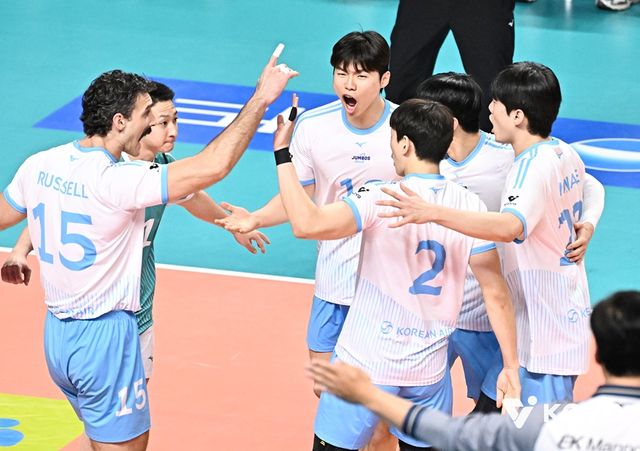 헤난 달 조토 감독이 이끄는 대한항공은 28일 서울 장충체육관에서 열린 도드람 2025-2026 V리그 남자부 3라운드 우리카드와의 원정 경기에서 세트 스코어 3-1(25-21 25-22 23-25 25-22)로 이겼다. 사진 한국배구연맹