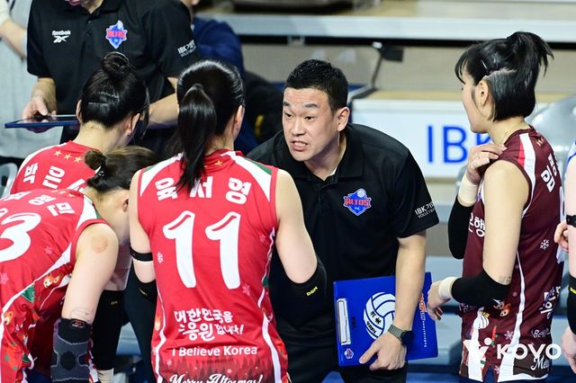 여자 프로배구 IBK기업은행이 28일&nbsp;경기도 화성체육관에서 열린 진에어 2025-2026 V리그 여자부 3라운드 정관장과의 홈 경기에서 세트 스코어 3-1(25-18 25-22 17-25 25-17)로 이겼다. 사진 한국배구연맹 제공