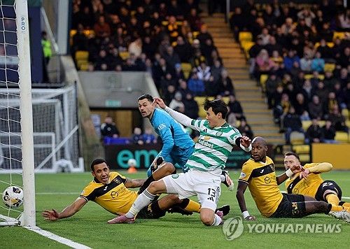 셀틱 양현준이 기다리던 리그 마수걸이 골을 가동하며 팀의 역전승에 힘을 보탰다. 셀틱은 28일(한국시간) 영국 웨스트로디언의 홈 오브 셋페어 아레나에서 열린 2025-2026시즌 스코티시 프리미어십 20라운드 리빙스턴과의 원정 경기에서 전반에만 6골이 터지는 난타전 끝에 4-2로 승리했다. 연합뉴스