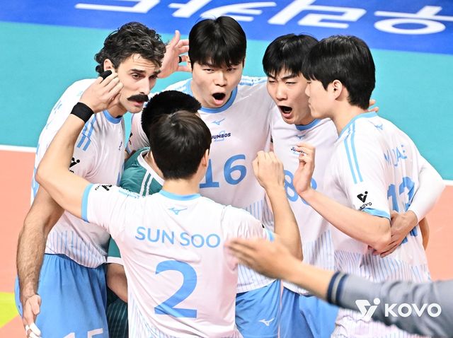 헤난 달 조토 감독이 이끄는 대한항공은 28일 서울 장충체육관에서 열린 도드람 2025-2026 V리그 남자부 3라운드 우리카드와의 원정 경기에서 세트 스코어 3-1(25-21 25-22 23-25 25-22)로 이겼다. 사진 한국배구연맹