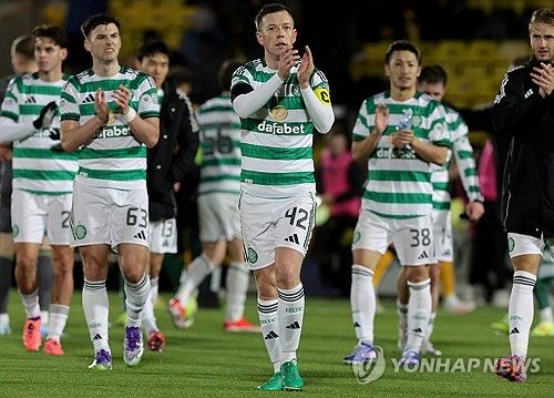 셀틱 양현준이 기다리던 리그 마수걸이 골을 가동하며 팀의 역전승에 힘을 보탰다. 셀틱은 28일(한국시간) 영국 웨스트로디언의 홈 오브 셋페어 아레나에서 열린 2025-2026시즌 스코티시 프리미어십 20라운드 리빙스턴과의 원정 경기에서 전반에만 6골이 터지는 난타전 끝에 4-2로 승리했다. 연합뉴스