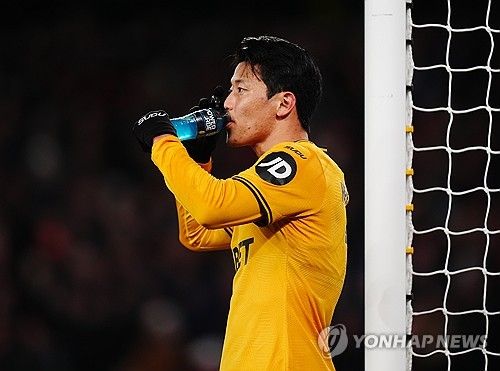 손흥민이 떠난 잉글리시 프리미어리그(EPL)에서 유일한 주전급 선수로 남은 황희찬마저 다음 시즌에는 볼 수 없을지도 모른다. 소속팀 울버햄프턴 원더러스가 끝이 보이지 않는 연패의 늪에 빠지며 강등이 현실화되고 있기 때문이다.&nbsp;연합뉴스