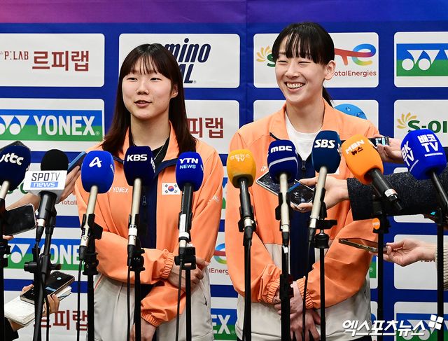 중국 매체 시나스포츠는 26일(한국시간) 세계배드민턴연맹(BWF)가 추진 중인 15점제 3세트 도입에 대해 찬성했다. 매체는 안세영(삼성생명·세계 1위)과 이소희(인천국제공항)-백하나(MG새마을금고) 조가 각각 우승을 차지했던 2025 BWF 월드투어 파이널 여자 단식과 여자 복식 결승전에서 일부 관중들이 졸고 있었다며 경기 시간을 단축해야 한다고 주장했다. 엑스포츠뉴스DB