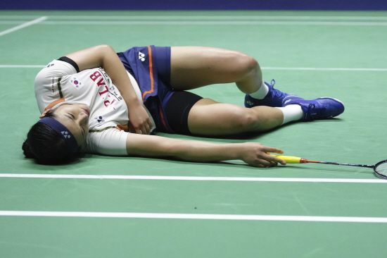 중국 매체 시나스포츠는 26일(한국시간) 세계배드민턴연맹(BWF)가 추진 중인 15점제 3세트 도입에 대해 찬성했다. 매체는 안세영(삼성생명·세계 1위)과 이소희(인천국제공항)-백하나(MG새마을금고) 조가 각각 우승을 차지했던 2025 BWF 월드투어 파이널 여자 단식과 여자 복식 결승전에서 일부 관중들이 졸고 있었다며 경기 시간을 단축해야 한다고 주장했다. 연합뉴스