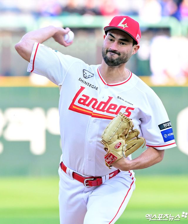 현지 매체 '스포팅 뉴스'는 30(한국시간) 'LA 다저스 2라운드 지명자이자, 전 토론토 블루제이스 투수 화이트가 KBO리그 SSG 랜더스와 재계약했다'고 전하며 향후 그의 미국 무대 복귀 가능성을 점쳤다. 화이트는 지난 29일 SSG와 총액 120만 달러(계약금 30만 달러, 연봉 80만 달러, 옵션 10만 달러) 규모 재계약을 체결했다. 엑스포츠뉴스 DB