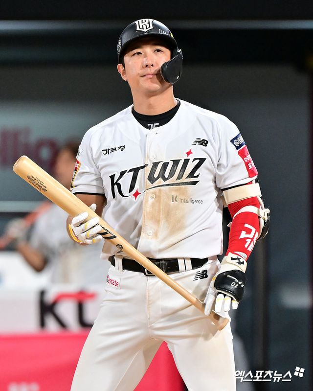 과거 롯데 자이언츠에서 한솥밥을 먹었던 황재균(은퇴)과 강민호(삼성 라이온즈)의 운명이 극명하게 엇갈린 가운데, 원소속팀 한화 이글스에서 입지가 줄어든 손아섭의 거취가 관심을 모으고 있다. 엑스포츠뉴스 DB