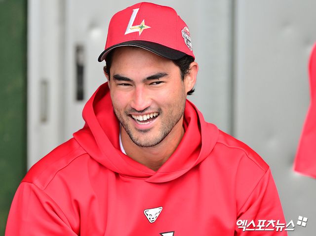 SSG 랜더스가 2025시즌 2선발로 좋은 모습을 보였던 외국인 투수 미치 화이트와 재계약에 골인했다. SSG는 29일 '외국인 투수 화이트와 총액 120만 달러(계약금 30만 달러, 연봉 80만 달러, 옵션 10만 달러), 타자 기예르모 에레디아와 총액 130만 달러(계약금 30만 달러, 연봉 80만 달러, 옵션 20만 달러)에 재계약을 맺었다'고 공식 발표했다. 화이트는 '동행을 이어갈 수 있게 되어 기쁘다. 인천 팬들의 함성 소리가 벌써 기대된다. 팬들의 응원에 힘입어 다음 시즌에는 SSG가 더 높은 목표를 달성할 수 있도록 최선을 다하겠다'고 밝혔다. 엑스포츠뉴스DB