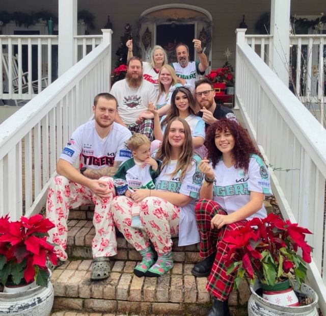 KIA 타이거즈 외국인 투수 아담 올러가 가족들과 함께 팀 유니폼을 입고 크리스마스 인사를 전했다. 아담 올러 SNS